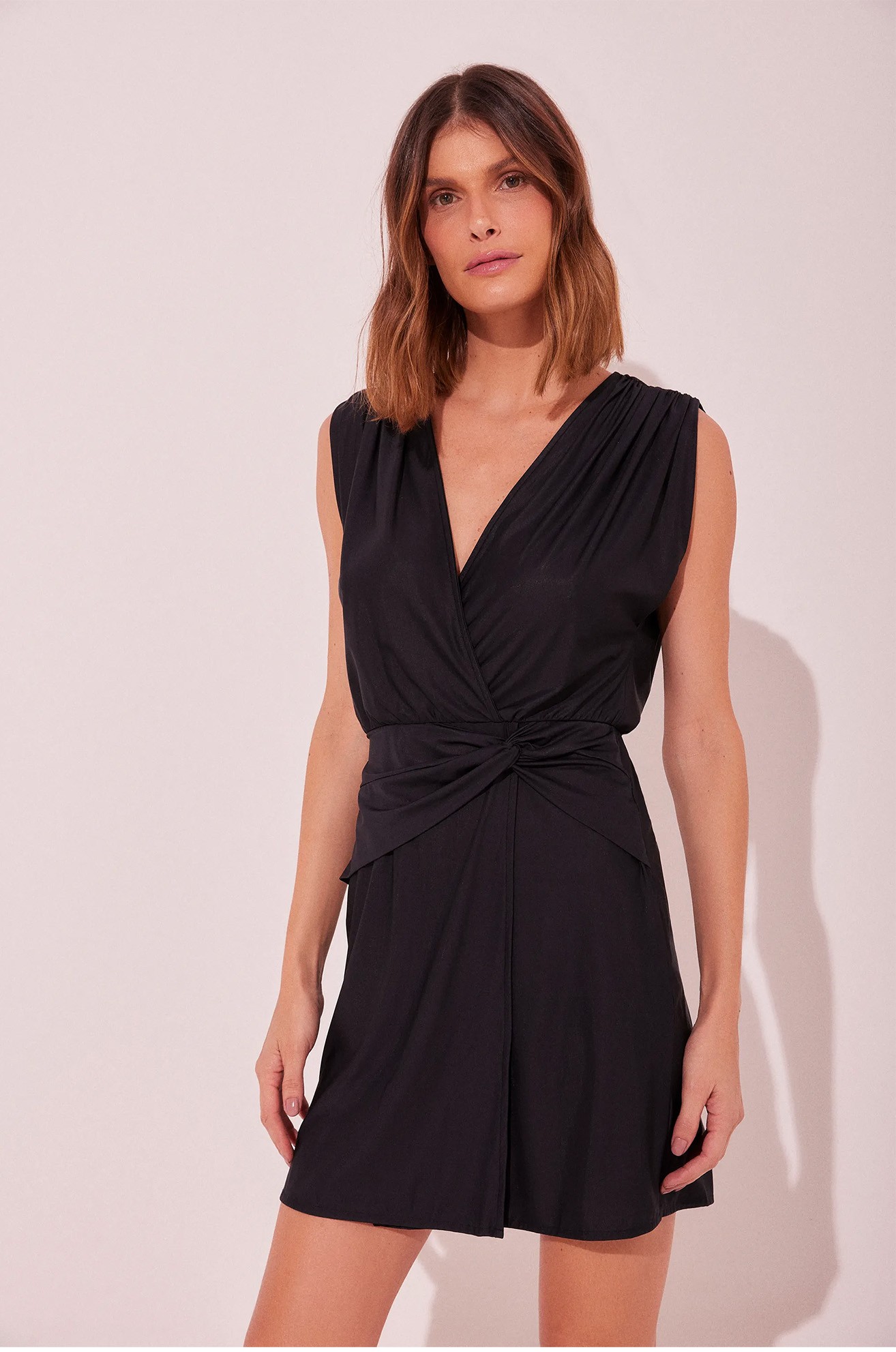 Vestido Curto Liso Clássico