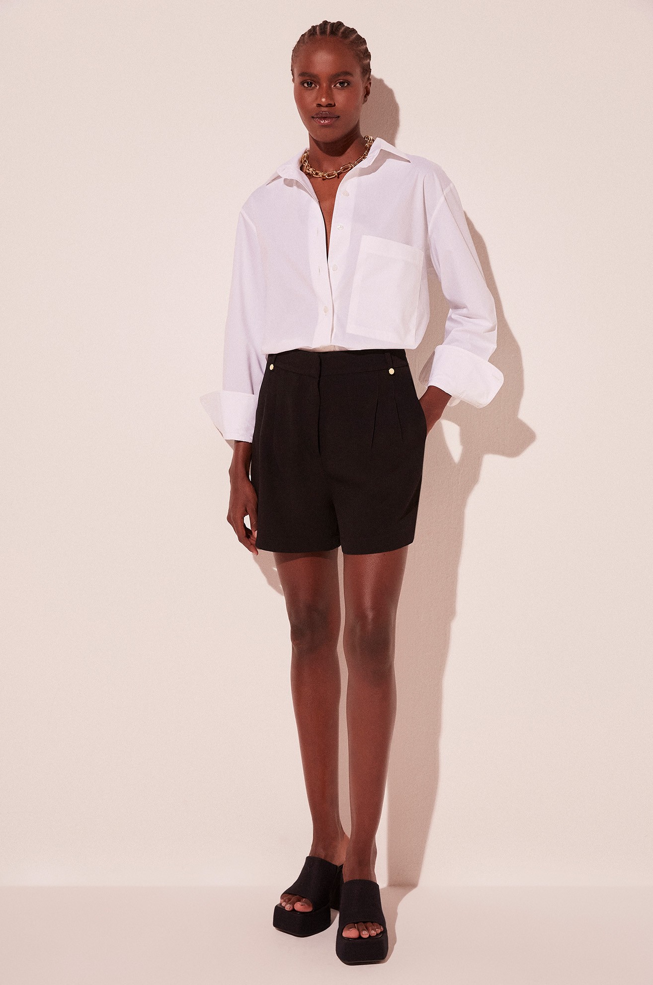 Short Cintura Alta Petalas Preto